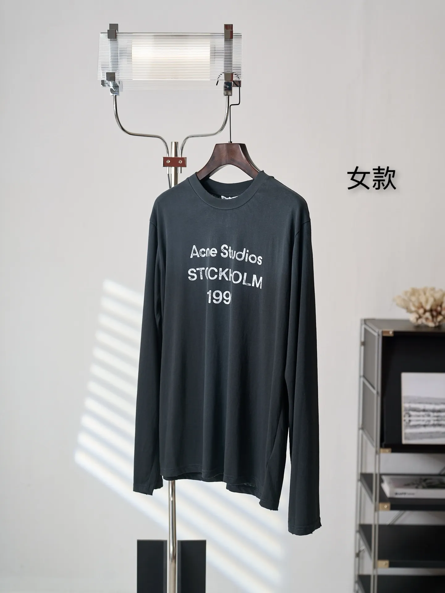 【 】Acne Studios （ ） 【In Stock】S M L ， ， Breathable。 ， Retro 。 Acne Studios ， 。 ， 。 ， ， ， ， Versatile。 1 ， 。 2. ， 。 3. ， ， 。 4 ， ， ， 、 ， 。